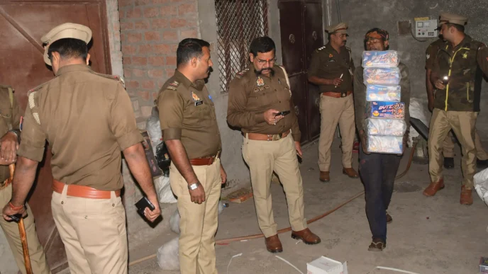 वॉयस ऑफ ए टू जेड न्यूज:- घनी आबादी के बीच छिपाया था बारूद का ढेर, खबर मिलते ही पहुंची पुलिस, स्टॉक देख दंग रह गए अधिकारी