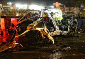 दिल्ली में लाल किला के पास हुआ था ब्लास्टसोमवार शाम राजधानी में लाल किला मेट्रो स्टेशन के पास खड़ी आइ-20 कार में विस्फोट हो गया था। इसके चपेट में आने से आसपास से गुजरने वाली छह गाडि़यों के परखच्चे उड़ गए और 20 से ज्यादा वाहन क्षतिग्रस्त हो गए।