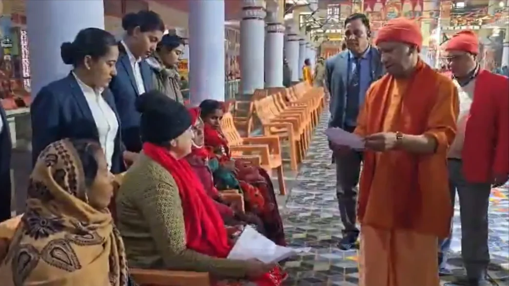वॉयस ऑफ ए टू जेड न्यूज:- प्रचंड ठंड में भी जारी रहा सीएम योगी का जनसेवा अनुष्ठान, गोरखनाथ मंदिर में किया जनता दर्शन का आयोजन