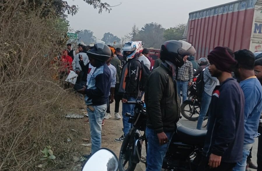 वॉयस ऑफ ए टू जेड न्यूज:- *डबल मौत से कांपा लम्भुआ* | *दामोदर इंटर कॉलेज के पास भीषण सड़क हादसा*