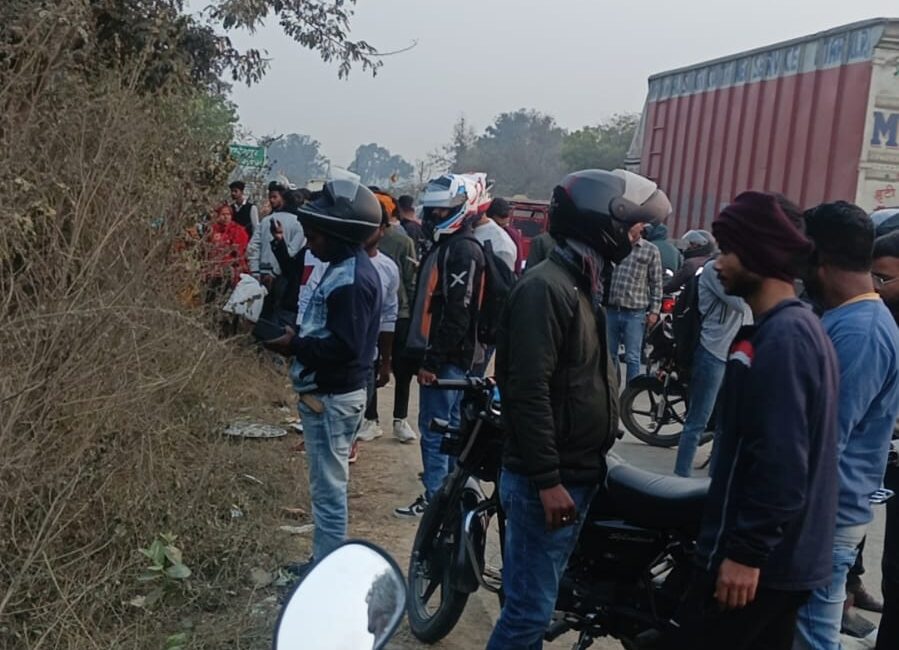 वॉयस ऑफ ए टू जेड न्यूज:- *डबल मौत से कांपा लम्भुआ* | *दामोदर इंटर कॉलेज के पास भीषण सड़क हादसा*