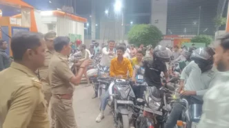 वॉयस ऑफ ए टू जेड न्यूज:- UP में पेट्रोल पंपों पर लगी लंबी कतारें, किल्लत की अफवाहों से मचा हड़कंप