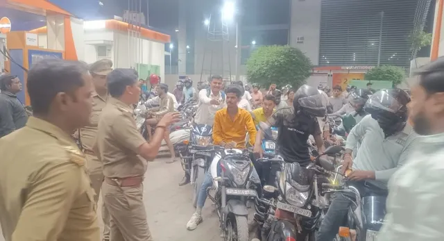 वॉयस ऑफ ए टू जेड न्यूज:- UP में पेट्रोल पंपों पर लगी लंबी कतारें, किल्लत की अफवाहों से मचा हड़कंप