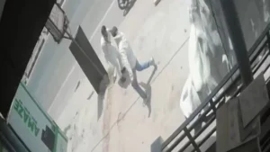 लखनऊ में पुलिस चौकी से चंद कदम की दूरी पर प्रॉपर्टी कारोबारी की गोली मारकर हत्‍या, CCTV में कैद हुई घटना