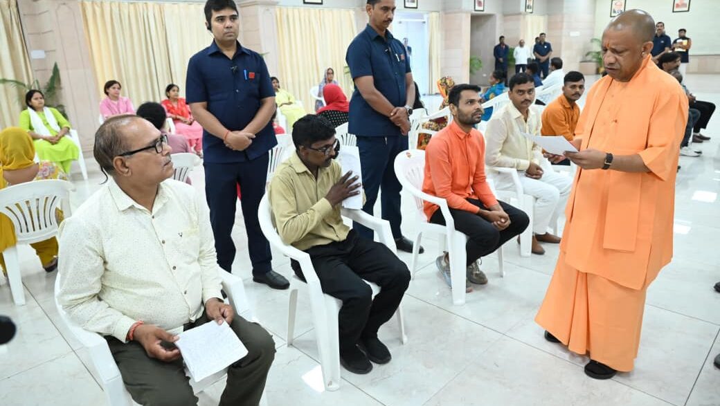 वॉयस ऑफ ए टू जेड न्यूज-'हर जरूरतमंद के इलाज की व्यवस्था करा रही सरकार', जनता दर्शन में सीएम योगी ने दिया आश्वासन