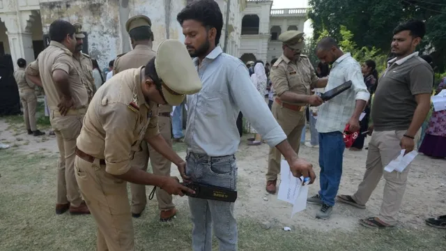 वॉयस ऑफ ए टू जेड न्यूज-यूपी पुलिस भर्ती परीक्षा: लखनऊ में दूसरे दिन 55 केंद्रों पर पहुंचे परीक्षार्थी, कड़ी सुरक्षा और सघन जांच