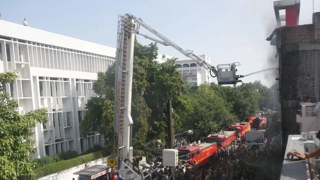 वॉयस ऑफ ए टू जेड न्यूज-Lucknow Fire Accident: एलडीए की मेहरबानी, जहां आग लगी, उसके आसपास भी तैयार हो रहे 'लाक्षा गृह'
