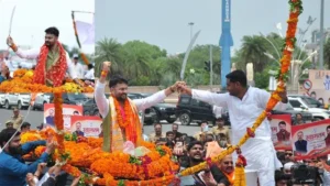 वॉयस ऑफ ए टू जेड न्यूज-लखनऊ में रोहित मिश्रा के काफिले ने लगाया जाम, तलवार लहराते दिखे युवा मोर्चा अध्यक्ष