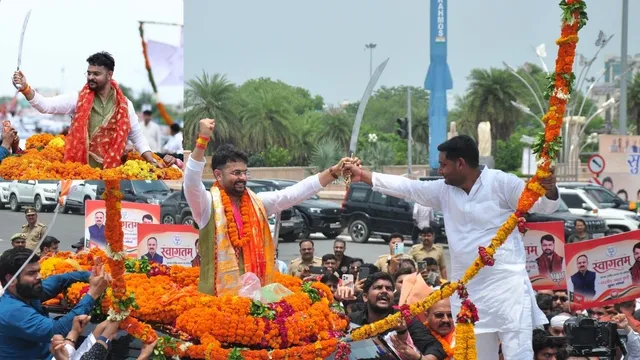 वॉयस ऑफ ए टू जेड न्यूज-लखनऊ में रोहित मिश्रा के काफिले ने लगाया जाम, तलवार लहराते दिखे युवा मोर्चा अध्यक्ष