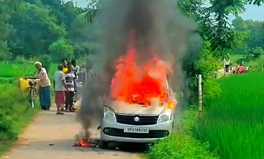 वॉयस ऑफ ए टू जेड न्यूज- बाराबंकी में चलती कार में लगी आग, सेंट्रल लॉक नहीं खुला और चालक की जलकर मौत