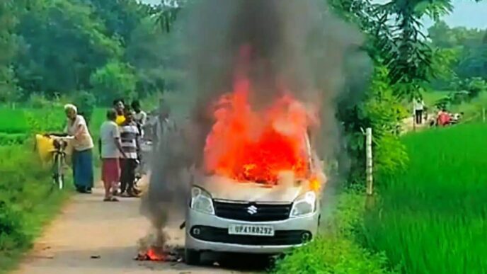 वॉयस ऑफ ए टू जेड न्यूज- बाराबंकी में चलती कार में लगी आग, सेंट्रल लॉक नहीं खुला और चालक की जलकर मौत