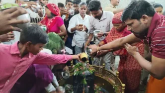 वॉयस ऑफ ए टू जेड न्यूज- सावन के अंतिम सोमवार पर 'हर-हर महादेव' की गूंज, लोधेश्वर मंदिर में दो लाख कावड़ियों ने किया जलाभिषेक