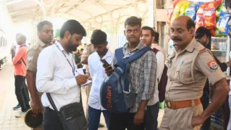 वॉयस ऑफ ए टू जेड न्यूज- बाराबंकी में ट्रेन से कूदकर भागे यात्री, टिकट चेकिंग टीम को देख मची थी खलबली; 371 बेटिकट मिले